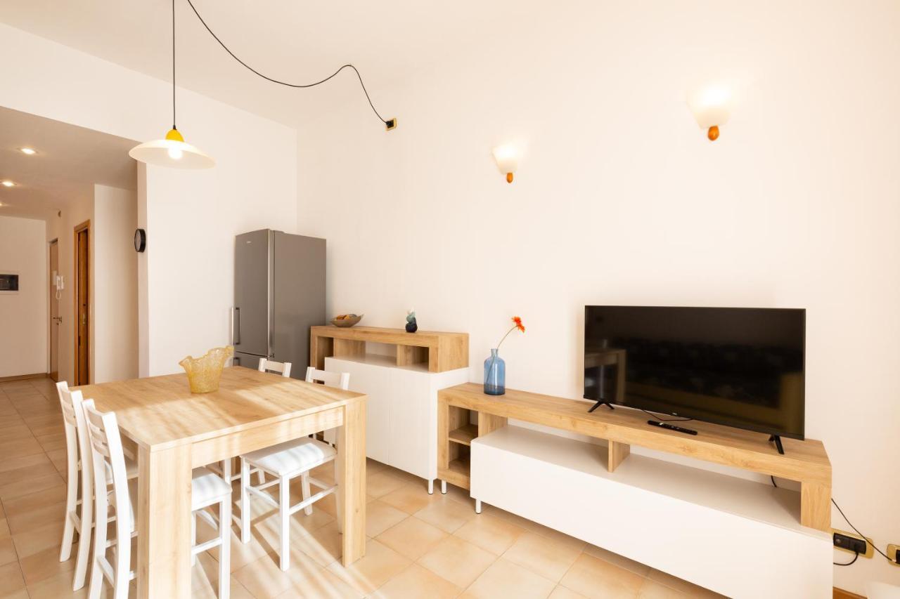 里维埃拉公寓酒店 马里纳-迪-皮特拉桑塔 外观 照片